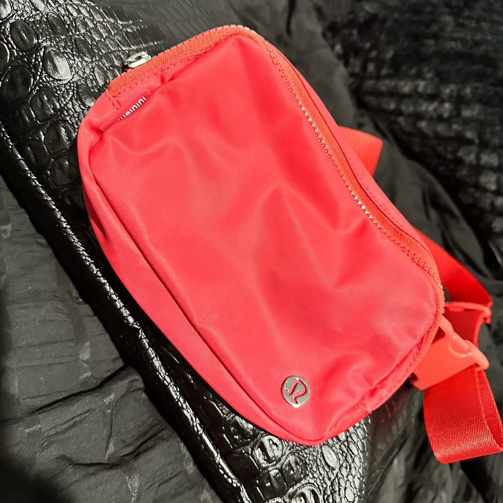 Lululemon Belt Bag Raspberry - Picture 3 of 7